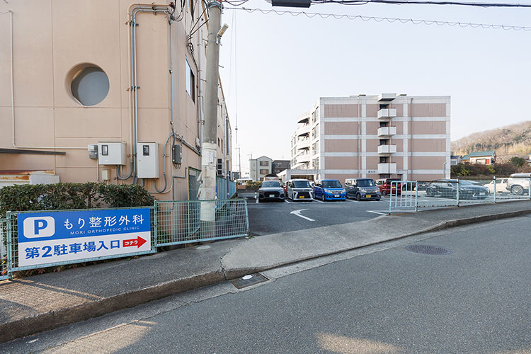 ②右折後、案内看板に従って直進し、駐車場にお入りください