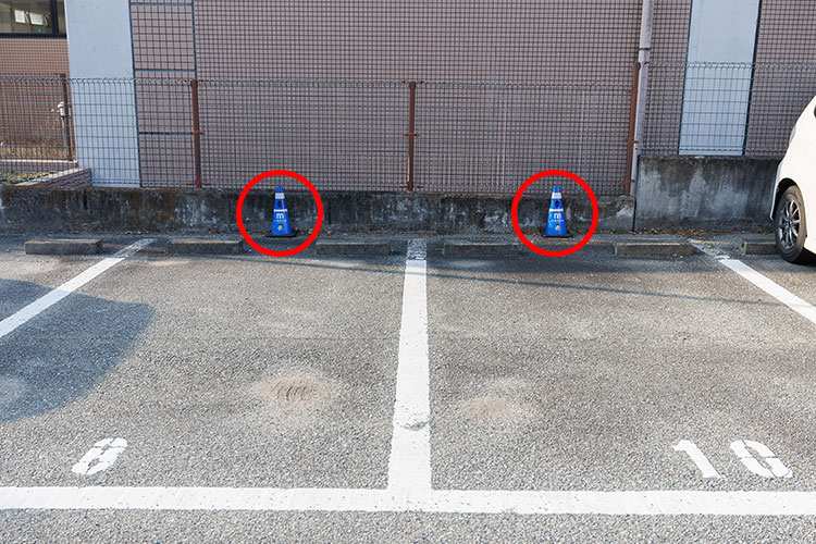 ②青いコーンが設置されている区画が当院の駐車場です